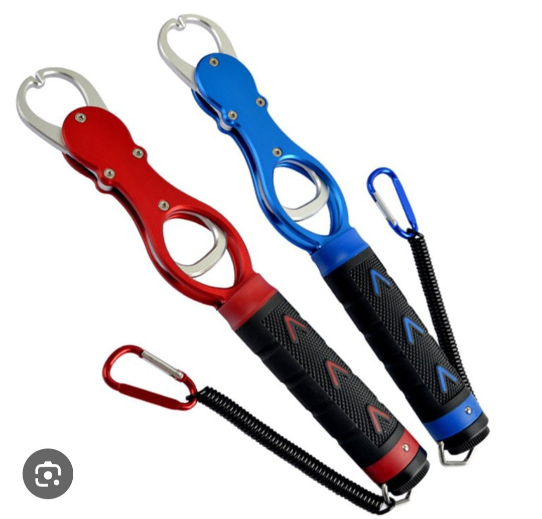 Fishing gripper with scale